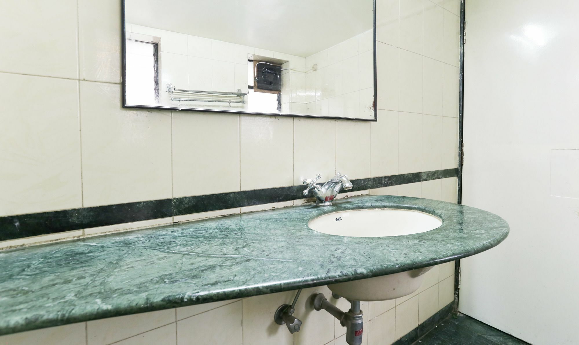 Itsy Hotels Hill View Ex Pune Extérieur photo